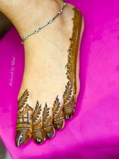 hendi feet with intricate designs on the toe and foot are shown in this image