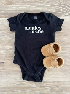 Auntie’s bestie onesie perfect as a baby shower gift or new baby gift from an aunt. Aunt Baby Onesie, Auntie Baby Onesies, Auntie Onsies For Babies, Funny Onsie Ideas, Auntie Onesies, Funny Aunt Onesie, Baby Onesie Announcement, Baby Onesie Ideas, Diy Baby Onesies