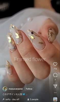 Gold Nail Accent, Dainty Gold Nails, Gold Flowers Nails, Glamorous Nails Designs, Classy And Elegant Nails, Bridal Nails Gold, Uñas Beige Elegantes, Gold Floral Nails, Elegant Gold Nails