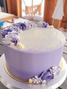 Purple ombre cake with half wreath pipettes. Purple Ombre Cake Ideas, White And Lavender Cake, Purple Cake Decoration, Simple Lavender Cake, Pretty Purple Cakes, Purple Flower Cake Ideas, Birthday Cake Light Purple, Lavender Cake Ideas, Birthday Cakes For Moms