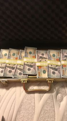 Bread Dollars In Bag, Money In Briefcase, Briefcase Full Of Money, Bag Of Money Aesthetic, Money Snapchat Pictures, Briefcase Aesthetic, Money Briefcase, Box Of Money, Bag Full Of Money