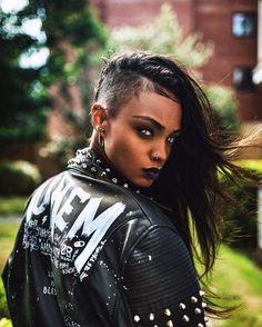 Afro Goth, Shaved Side Hairstyles, Side Hairstyles, Black Goth, Afro Punk, Hair Images, 영감을 주는 캐릭터, Grunge Hair, 인물 사진