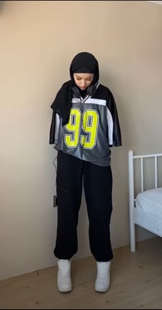 Vintage Outfit Hijab, Hijab Sport Style, Mamba Girl, Hijabi Street Style, Hockey Outfits, Styling Jeans, Simple Ootd, Outfit Sporty, Streetwear Ideas