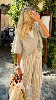 #fallfashiontrends #fallfashionoutfits #fallfashionwomen #outfits #outfitsinspo #falloutfitinspo #outfits #outfitoftheday #outfitideasforwomen #trendy Minimal Cottagecore Outfits, Sophisticated Mom Style, Summer In New Zealand Outfits, Relaxed Fall Outfit, New Zealand Outfits Spring, Casual House Outfit, Ghanda Clothing Aesthetic, Greece Fall Outfits, Cute Casual Brunch Outfits