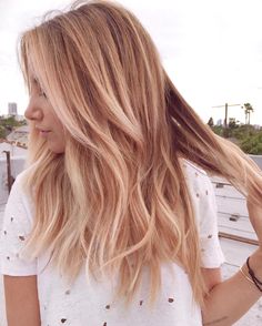 ❤️Rose gold - You have to start with naturally blonde, pre-lightened (bleached) or highlighted hair. This won’t really show up on dark hair because it’s so pastel but if you have blonde highlights throughout your dark hair it will be great! I Jahodová Blond, Gold Hair Colors, Hair Color Rose Gold, Color Balayage, Latest Hair Color, Hot Hair Colors, Medium Long Hair