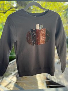 Grey sweatshirt with patchwork pumpkin in floral fabrics. Youth size Large Fall Patchwork Long Sleeve Sweatshirt, Gray Fall Patchwork Sweatshirt, Long Sleeve Patchwork Sweatshirt For Fall, Casual Fall Sweatshirt With Patches, Long Sleeve Sweatshirt With Patches For Fall, Gray Patchwork Tops For Fall, Patchwork Pumpkin, Sweat Gris, Floral Fabrics