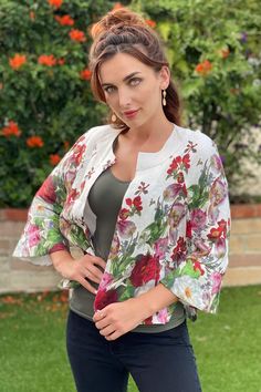 Floral Coat, Sophisticated Fashion, Linen Coat, Coat Trends, Fashion Unique, Colored Flowers, Woman Style, Tops Casual, Weekend Style