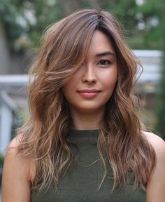 What are the best medium haircuts for round faces? Discover a large variety of medium hairstyles for round faces along with tried and tested styling tips! Peekaboo Hairstyle, Flattering Bangs, Hairstyle Ideas For Long Hair, Bangs Medium Length, Side Part Haircut, Ideas For Long Hair, Bangs For Round Face, Side Part Hairstyles, Haircut With Bangs