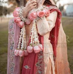 Hand Gajra For Bride, Nikkah Photos, Wedding Mala Rose, Nikkah Bride Dress, Baat Pakki, Small Wedding Decor, Nikkah Bride, Veere Di Wedding