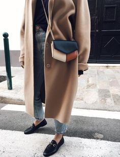 Cette saison, le mini sac se décline souvent en mode tricolore (sac Sandro - photo Emilie Tla) Minimalisticky Chic, Mantel Outfit, Coat Outfit, Coat Outfits, 가을 패션