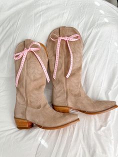 Light Brown Cowboy Boots, Concert Boots, Vaquera Fits, Tall Cowgirl Boots, Shoes Wishlist, Costal Cowgirl, Country Gal, Bow Aesthetic