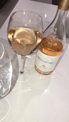 Whispering angel wine Glass Of Rose Wine, Wine Glasses Aesthetic, Whispering Angel Wine, Whispering Angel Rose, Rose Wine Glass, Rose Drink, Pretty Alcoholic Drinks, Rosé Wine