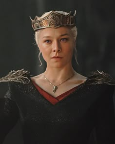 game of thrones'daeneress starke wearing a crown