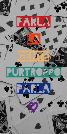 a pile of playing cards with the words parla gente purtropo para