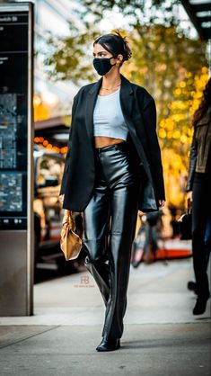 Jenner Outfits Kendall, Leather Pants Celebrity, Kendall Fall Outfits, Kendall Jenner Fall Style, Kendal Outfits Inspiration, Kendall Jenner Style 2022, Kendall Outfits Street Styles, Kendel Jenner Outfit Ideas, Kendall Jenner Aesthetic Outfit