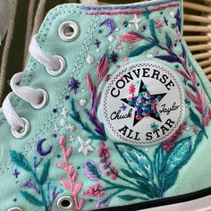 Customised Converse Diy Painted Shoes, Embroidery On Clothes Diy, Converse Designs Diy, Embroidery On Shoes, Decorated Converse, Cute Converse Shoes