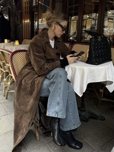 Winter Pullover Outfits, Brown Coat Outfit, Winter Mode Outfits, Winter Sweater Outfits, Moda Paris, Brown Outfit, Mode Inspo, Outfit Inspo Fall