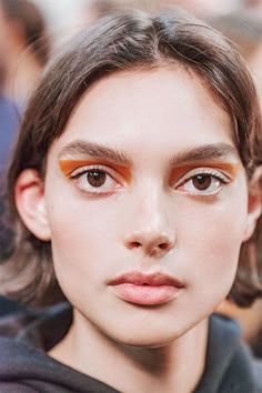 Já no desfile do Prabal Gurung, as modelos apareceram com um contorno geométrico de cores vibrantes Geometric Makeup Looks, Geometry Makeup, Graphic Makeup Looks, Geometric Makeup, Anna Mila, Graphic Makeup, Glossy Makeup, Cat Eye Makeup, Runway Makeup