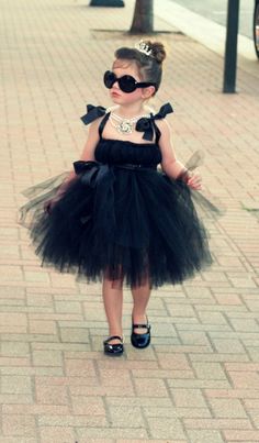 Mini Audrey Hepburn. Cutest Halloween costume for a little girl! Audrey Hepburn Costume, Tutu Diy, Diy Tutu Dress, Costume Unique, No Sew Tutu, Fun Costumes, Diy Tutu, Resale Store, Girl Halloween