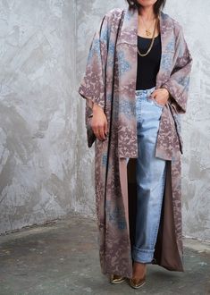 Beautiful authentic Japanese kimono in muted purple and lavender withi hints of blue floral    This is a full length kimono for casual wear, open front. Hemmed from original length.   For additional detail on this piece or to request a direct invoice, please message us on our instagram @apartoftherest or email info@apartoftherest.com Condition: Excellent Modern Sizing: Fits 0-10 depending on desired fit,   - Long kimonos are approx 48" chest and 58" length, may vary slightly by individual kimono Long Purple Kimono For Spring, Vintage Kimono Outfit, Japanese Kimono Outfit, Kimono Outfit Japanese, Kimono Modern, Look Kimono, Winter Kimono, Muted Purple, Modern Kimono