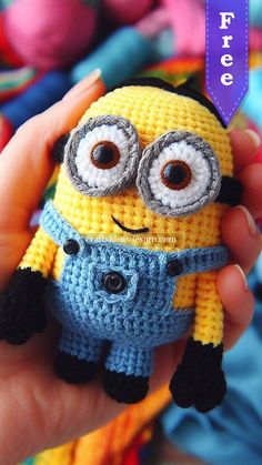 Minion Amigurumi Minion Crochet, Crochet Bedspread Pattern, Little Creatures, Blue Overalls, Diy Yarn Crafts, Pola Amigurumi