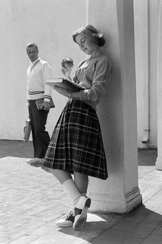 40s Aesthetic, 50's Fashion, 50s Outfits, Shoe Trends, Student Fashion, 1960s Fashion, 50s Fashion, 1950s Fashion