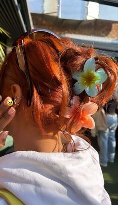 Flower Claw Clips, Hawaiian Hair, Serene Aesthetic, Claw Clips For Thick Hair, Beach Hair Accessories, Hawaiian Hairstyles, Clips For Thick Hair, Ginger Hair Color, Dyed Hair Inspiration