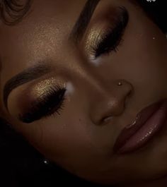 Gold Makeup Looks Red Lips, Golden Bride Makeup, Makeup Looks With Gold Dress, Makeup Looks Gold Eyes, Gold Prom Looks Makeup, Prom Makeup Looks For Gold Dress, Homecoming Makeup Gold, Gold Birthday Makeup Black Women, Makeup Looks With Gold