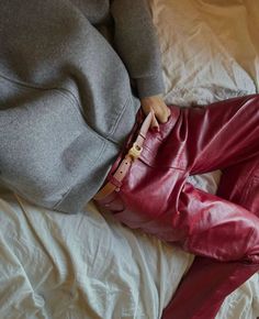 Stile Kylie Jenner, Cool Blog, Red Leather Pants, Modern Parisian, Leather Pants Outfit, Fall Winter Trends, Hozier, Red Outfit, Basic Outfits