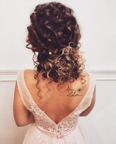 Brides With Curly Hair- Check Out These Fun Ways To Style Your Hair | WeddingBazaar Hairstyles For Naturally Curly Hair, Naturally Curly Hair, Hair Upstyles, Wedding Hair And Makeup