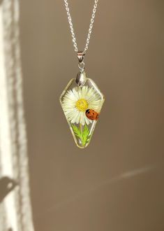 Pressed Daisy Ladybug Necklace Preserved Ladybug Pendant - Etsy Turkey Handmade Daisy-shaped Jewelry Gift, Handmade Daisy-shaped Jewelry For Gift, Yellow Daisy-shaped Jewelry Gift, Yellow Daisy Shaped Jewelry Gift, Bug Necklace, Ladybug Necklace, Daisy Jewelry, Good Luck Gifts, Daisy Necklace