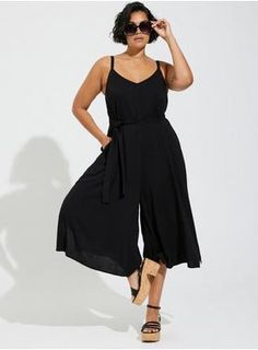 Midsize Italian Fashion, Plus Size Tourist Outfits, Plus Summer Outfits Plus Size, Plus Size Black Outfits, Plus Size Resort Wear Outfits, Plus Size Travel Outfits, Momma Outfits, Plus Size Summer Fashion, Straps Jumpsuit