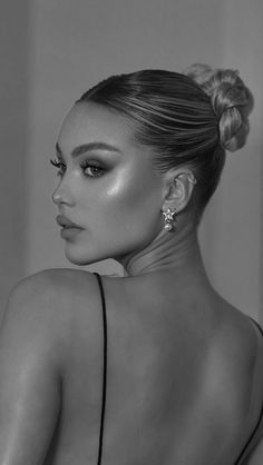 Glam Braids Hairstyles, Party Hairstyles For Long Hair Night, Sleek Prom Hair, Classy Hairstyle, Festive Makeup, Mekap Mata, Fest Temaer, Classy Hairstyles, Sleek Bun