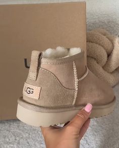 Ugg ultra mini boot winter 22 autumn 2022 fall feels fall fashion fashion for you sutumn fashion Preppy Winter Shoes, Vanilla Girl Shoes, Mini Uggs Boots Outfit, Mini Uggs Boots, Ugg Boots Aesthetic, Winter Boots Aesthetic, Uggs Mini Boots Outfit, Winter Shoes 2022, Winter Boots 2022