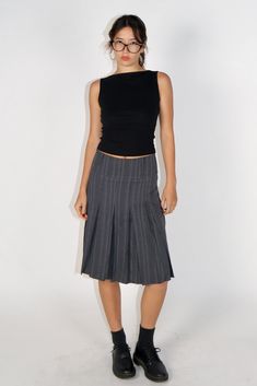 Detail Grey midi skirt Grey stripe Straight fit Low-waisted Polyester No stretchy Machine wash/Do not iron   Sizing S: waist = 68 cm, length = 56 cm, hip= 94 cm M: waist = 72 cm, length = 57 cm, hip= 198 cm L:  waist = 76 cm, length = 58 cm, hip= 102 cm Suzi is 5 ft 6, pants size is 26, wearing size small Gray Skirt Outfit, Grey Midi Skirt, Pleated Skirt Outfit, Midi Skirt Outfit, Striped Midi Skirt, 가을 패션, Mode Inspiration, Office Outfits, Skirt Outfits