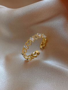 قلادات متدلية, Hand Jewelry Rings, Inexpensive Jewelry, Pretty Jewelry Necklaces, Jewelry Accessories Ideas, Girly Accessories, Classy Jewelry, Fancy Jewellery, Jewelry Lookbook