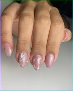 unhas de natal, unhas rosa, cute christmas nails, Snow flakes, pink nails Pink Snow Nails, Simple Festive Nails, Pink Christmas Nails Simple, Girly Christmas Nails, Christmas Nails Snow, Short Nails Acrylic Square, Snowflake Nail Ideas, Pink Christmas Nail, Nails Snow