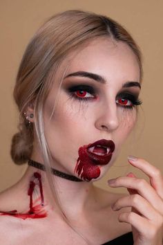 Vampire Makeup Ideas, Vampire Makeup Looks, Uhyggelig Halloween, Vampire Look, Vampire Halloween Costume