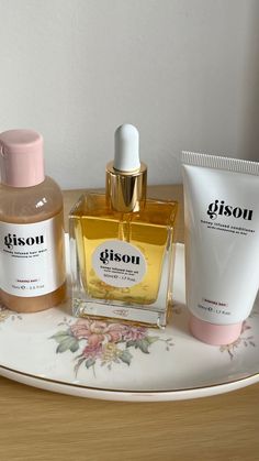 gifts for girlfriend, gifts for best friends, that girl, clean girl, it girl, shower skin care, hair care, self care products, self care night routine, shower hair care, wavy hair care, pretty skin care, gisou, gisou aesthetic, gisou hair care, gisou hair mask, gisou hair oil, gisou hair set, gisou products, christmas list ideas, hair oil, aging beautifully Hair Care Wavy, Gisou Aesthetic, Self Care Night Routine, Self Care Night, Honey Shampoo, Wavy Hair Care