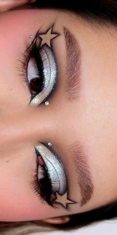 Star Themed Makeup Look, Moon And Star Makeup Look, Star Over Eye Makeup, Edgy Rave Makeup, Celestial Eye Makeup, Eyeliner Looks Colorful, Easy Creative Makeup Looks, Rockstar Eye Makeup, Black Star Makeup