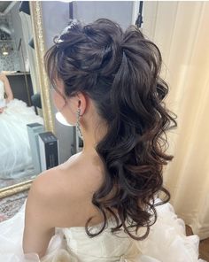 Ball Gown Hairstyles Updo, Victorian Wedding Hair, Japanese Wedding Hairstyle, Brunette Wedding Hair, Asian Wedding Hair, Wedding Hairstyles With Crown, Cute Prom Hairstyles, Curly Wedding Hair