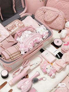 Coquette Travel, Pretty Energy, Everyday Bag Essentials, Packing Essentials List, Cute Suitcases, Cute Luggage, School Bag Essentials, Airport Fits