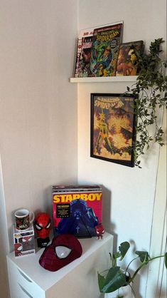 Spiderman Apartment, Room Inspo Spiderman, Spiderman Merch Aesthetic, Bedroom Ideas Spiderman, Spiderman Room Decor Aesthetic, Spider Man Room Aesthetic, Vinyl Room Aesthetic, Spiderman Room Aesthetic