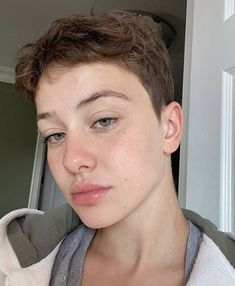 Enby Hairstyles, Shaved Head Styles, Super Short Haircuts, Poofy Hair, Undercut Long Hair, Haircut Inspo, Crop Hair, Girls Short Haircuts, Mens Hairstyles Thick Hair