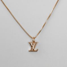 Dainty Designer Logo on Box Chain Necklace Cute Jewelry Gold, Dainty Logo, Lv Necklace, Prada Necklace, Designer Jewelery, Luxe Logo, Necklaces Dainty, Necklace Product, Preppy Jewelry