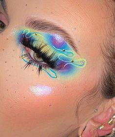 Triadic Makeup Look, Swirl Eye Makeup, Creative Eyeshadow Looks, Gradient Makeup, Planet Makeup, Artsy Makeup, Work Makeup