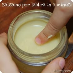 Homemade Lip Balm Recipe, Homemade Beauty Recipes, Homemade Cosmetics, Creme Anti Age, Homemade Lip Balm, Natural Beauty Diy, Diy Lip Balm, Diy Cosmetics, Natural Care