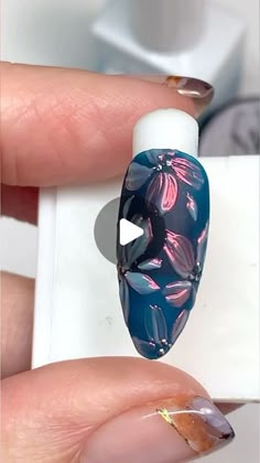 3d Top Coat Nail Art, Chrome Flower Nails Designs, Nail Art Real Nails, Reverse Chrome Nails, Nail Chrome Designs, Chrome Flower Nails, Chrome Design Nails, Chrome Elements, Chrome Art