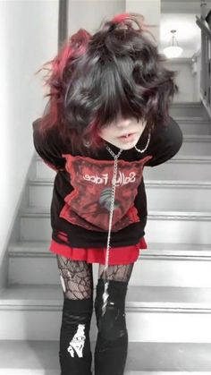 UWU Emo Colored Hair, Emo Grunge Hair, Emo Fluffy Hair, Emo Pose Reference, Emo Femboy Outfits, Pretty Emo Girl, Alt Pose, Cute Emo Hairstyles, Emo Pose