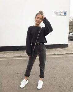 Black Mom Jeans Outfit, Kate Hutchins, Simple Fashion Outfits, Black Mom Jeans, Black Jeans Outfit